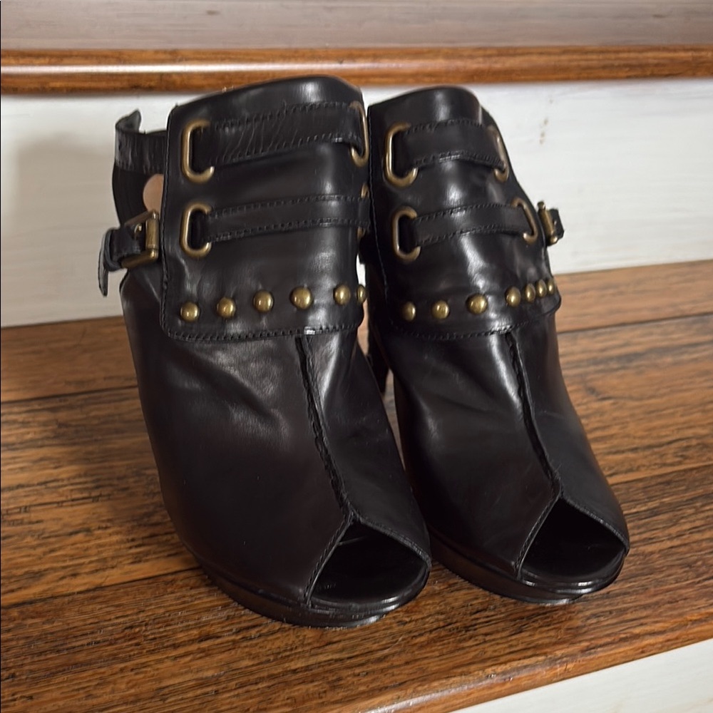 B. Makowsky Black 4.5 Inch Heel Sandals with Buckle Straps, size 7